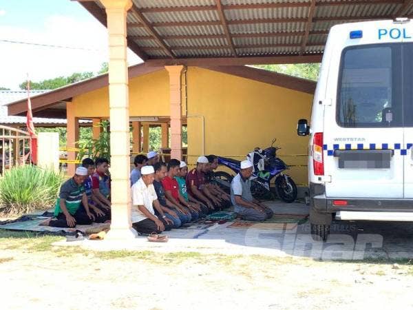 Ahli keluarga tiga mangsa bot karam yang masih belum ditemui mengadakan solat hajat di kawasan Jeti Pemasaran Ikan Kemasin di sini hari ini.