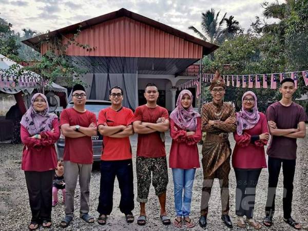 Mohd Fazly (dua dari kiri) bersama tujuh adik-beradiknya iaitu Noryani Lydia (kiri), Mohd Faizal Hafiz (tiga dari kiri), Mohd Faridzul Hafiz (empat dari kiri), Noryani Nadia (empat dari kanan), Mohd Farizuan Hafiz (tiga dari kanan), Noryani Natasha (dua dari kanan) dan Mohd Fakhrul Hafiz.