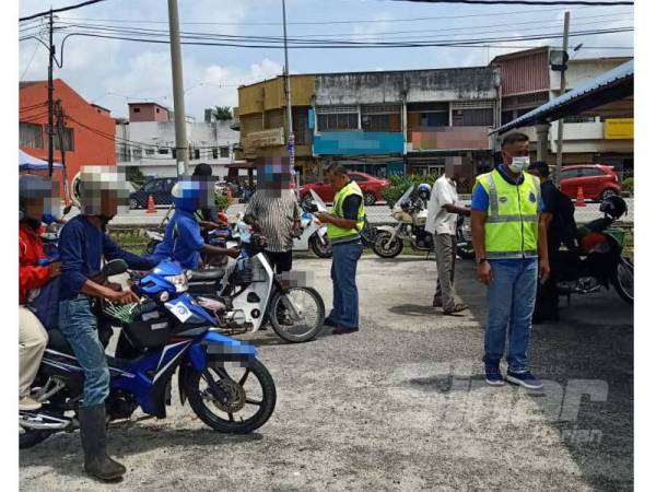 Polis mengeluarkan 51 saman tas pelbagai kesalahan trafik dan lalu lintas dalam operasi bersepadu dan cegah jenayah di sekitar Ayer Tawar, Manjung hari ini.