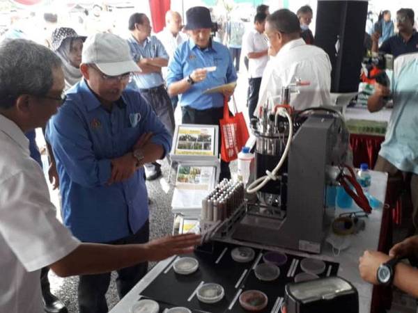 Ronald (dua dari kiri) melawat gerai-gerai pameran sempena Program Walkabout dan Perasmian Showroom IPMdi Taman Pertanian Johor, Pasir Gudang semalam.