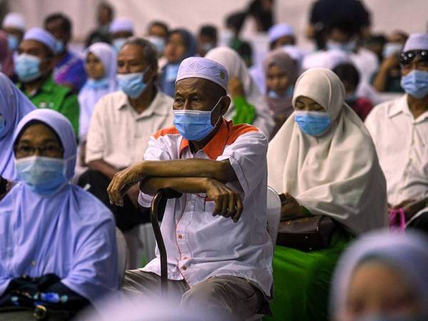 Para hadirin mengamalkan norma baharu apabila diletakkan dalam jarak sosial, memakai pelitup muka dan diambil suhu badan ketika hadir Program Muafakat Nasional Sempena Pilihan Raya Kecil (PRK) Dewan Undangan Negeri (DUN) N.23 Chini malam tadi.