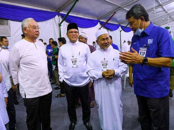 Menteri Alam Sekitar yang juga Timbalan Presiden PAS Datuk Tuan Ibrahim Tuan Man (dua, kanan) bersama Menteri Besar Pahang Datuk Seri Wan Rosdy Wan Ismail (dua, kiri) beramah mesra bersama Timbalan Presiden UMNO Datuk Seri Mohamad Hassan (kanan) dan Ahli Parlimen Pekan Datuk Seri Najib Tun Razak (kiri) pada Muafakat Nasional N.23 Chini Pusat Bandar DARA Chini malam tadi.