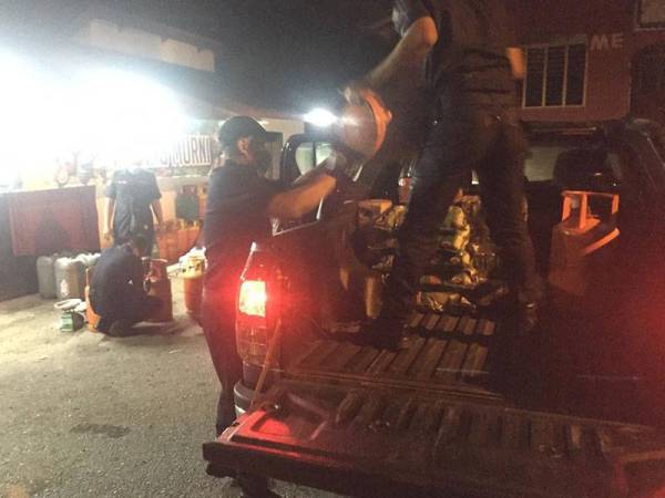 Barangan yang dirampas MPKL selepas menyita tiga premis dikendalikan warga asing.