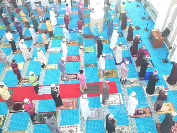Jemaah menunaikan solat Jumaat di Masjid Taman Padu Permai Sungai Besar hari ini.