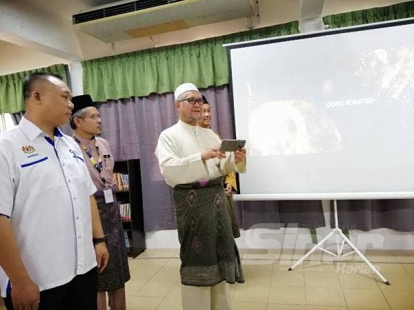 Razman menyempurnakan gimik perasmian Pertandingan Proses Pengajaran dan Pemudahcaraan (PdPc) Kreatif Atas Talian Sekolah-sekolah Kementerian Pendidikan (KPM) peringkat negeri Perak di Sekolah Kebangsaan (SK) Simpang Pulai hari ini.