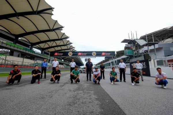 Reezal Merican bergambar bersama Mohamed Azman dan Azhan Shafriman serta para pelumba negara di SIC hari ini.