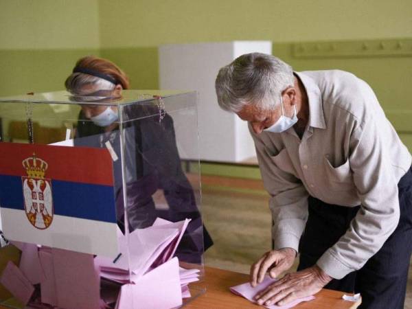 Pengundi memakai pelitup muka di pusat pengundian di Gracanica, Serbia baru-baru ini. - Foto AFP