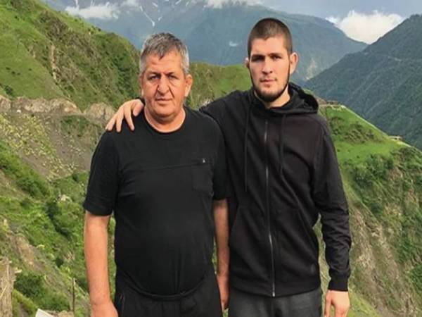 Khabib (kanan) bersama bapanya, Abdulmanap.