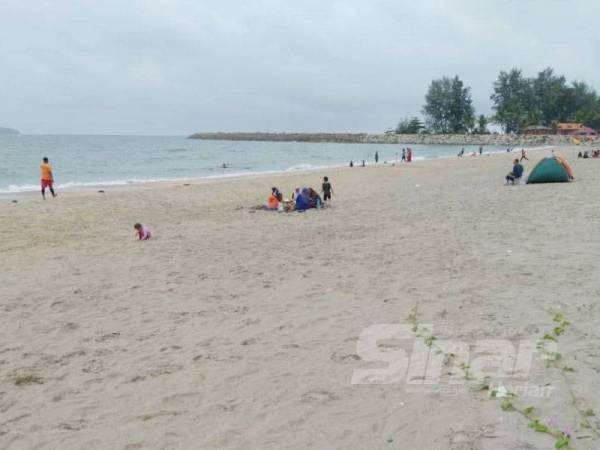 Orang ramai mula mengunjungi Pantai Pulau Kekabu selepas ia dibuka semula kepada orang ramai.
