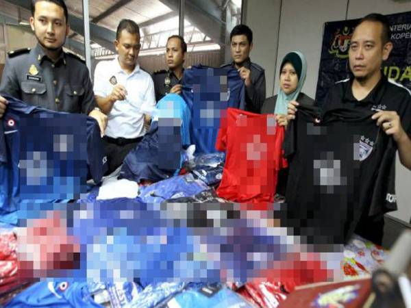 Jersi tiruan yang berjaya dirampas dalam serbuan di sebuah premis di Kuala Lumpur baru-baru ini. 