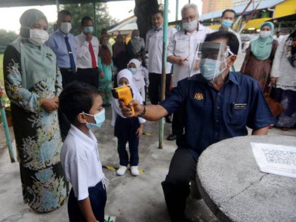 Berbeza dengan kaedah di kebanyakan sekolah menggunakan alat merekod bacaan suhu murid dengan alat pengesan suhu.