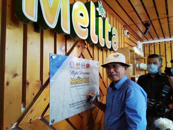 Ronald merasmikan Melita Hut ketika melawat KPF kelmarin.