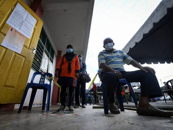 Para pengundi kelihatan mematuhi penjarakkan sosial yang telah ditetapkan ketika proses mengundi pada Pilihan Raya Kecil (PRK) N.23 Chini di Kelas Al-Quran dan Fardu Ain (KAFA) Felda Chini 3 hari ini.