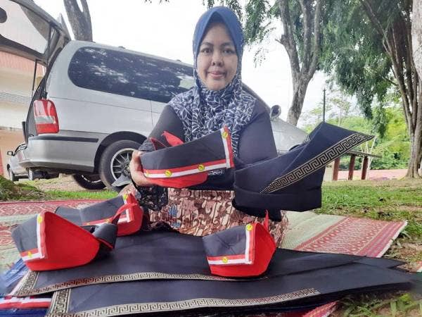 Suhada menunjukan tanjak yang paling laris dijual sepanjang 15 hari berniaga di Bandar Dara hari ini.