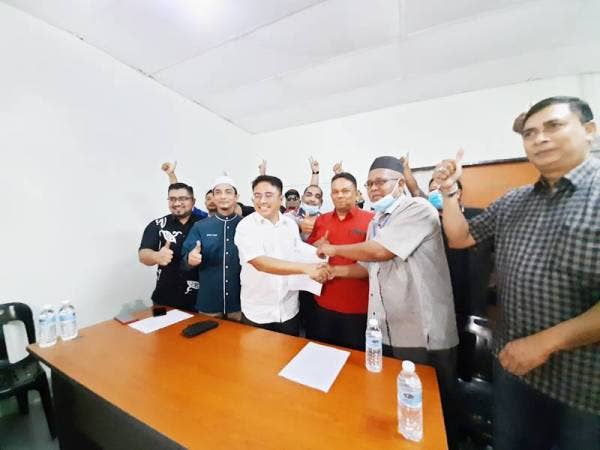 Zulkifli (tiga dari kiri) bersalaman dengan Muhamad Yusoff selepas sidang media tadi.