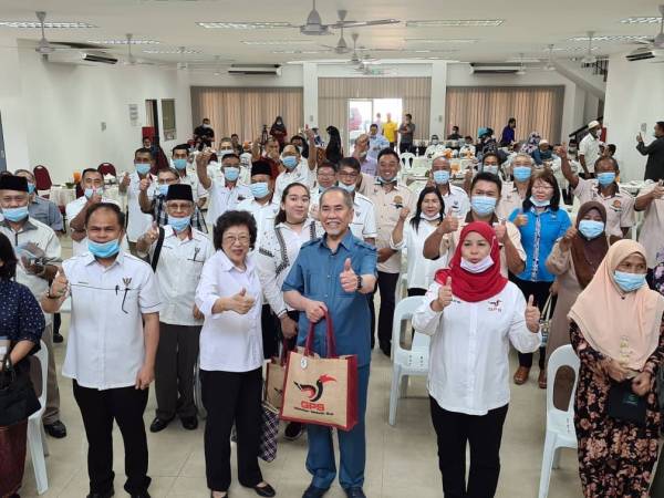 Wan Junaidi meraikan Hari Koperasi Antarabangsa pada hari ini.