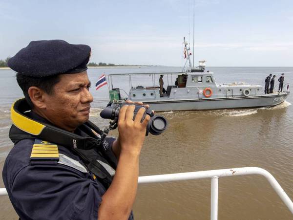 Pengarah Maritim Negeri Kelantan (APMM) Kepten Muhd Nur Syam Asmawie Yaacob membuat rondaan bersama Polis Marin Malaysia dengan menggunakan bot Penyelamat 7 APMM di perairan Sungai Golok sempadan Malaysia-Thailand bagi meneruskan operasi mencari dan menyelamat (SAR) dua lagi mangsa hilang dalam tragedi bot terbalik dan karam di perairan Bachok yang memasuki hari keenam hari ini. - Foto Bernama
