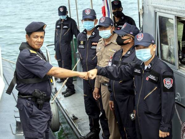 Pengarah Maritim Negeri Kelantan (APMM) Kepten Muhd Nur Syam Asmawie Yaacob (kiri) bersama Ketua polis marin diraja Thailand (Tak Bai) Police Major Thampapol Chauncham (kanan) mengadakan ronda di persempadanan bersama Polis Marin Malaysia di perairan sungai Golok sempadan Malaysia-Thailand bagi mengesan dua lagi mangsa hilang dalam tragedi bot terbalik dan karam di perairan Bachok yang memasuki hari keenam hari ini.