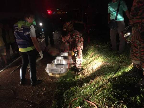 Mayat wanita berkenaan dibawa keluar pasukan bomba sebelum dihantar ke hospital untuk bedah siasat. Foto: JBPM Perak.
