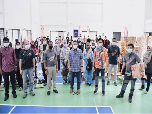 TS Cares adalah program pemerkasaan komuniti melibatkan sukarelawan yang digerakkan bagi membantu masyarakat melalui agihan barang keperluan.