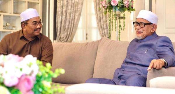 Muhammad Sanusi (kiri) ketika menerima kunjungan Abdul Hadi di Seri Mentaloon hari ini. - Foto Facebook Muhammad Sanusi Md Nor