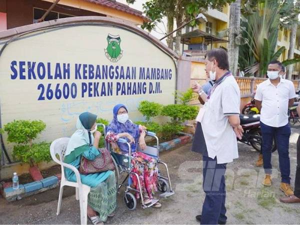 Tengku Zainul Hisham ketika melawat Pusat Pengundian di Sekolah Kebangsaan Mambang hari ini.