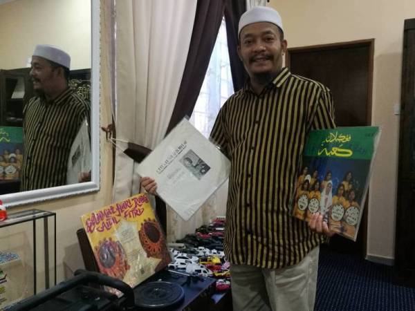 Mohd Kazim menunjukkan antara koleksi piring hitam miliknya yang masih disimpan. 