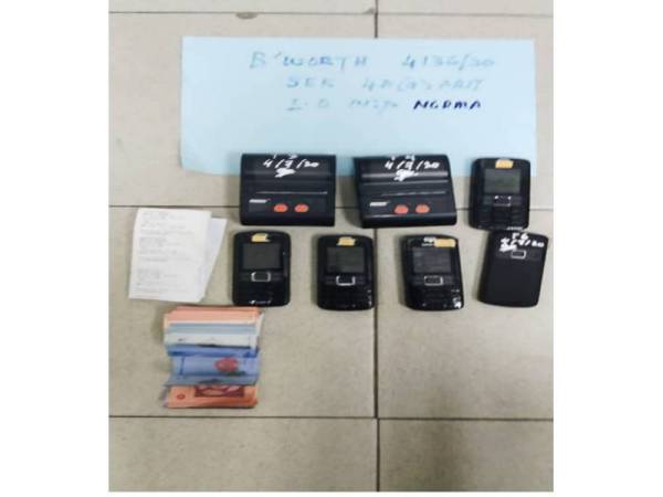 Telefon bimbit dan wang tunai antara barangan yang dirampas semalam.