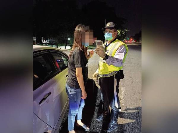 Anggota polis sedang memeriksa peratusan alkohol salah seorang pemandu kereta dalam Op Mabuk di Jalan Permatang Pauh awal pagi tadi.
