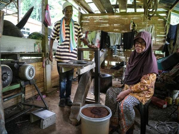 Mohd Sabiah menunjukkan lesung hindik yang berusia kira-kira 40 tahun digunakan sehingga hari ini bagi menghasilkan serbuk kopi. - Foto Bernama