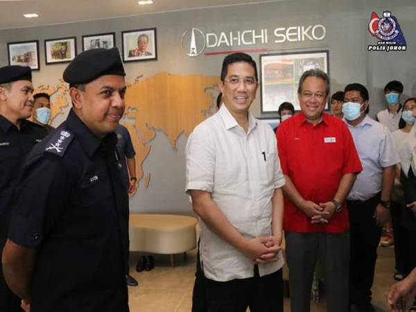 Mohamed Azmin (kanan) diiringi Ketua Polis Johor, Datuk Ayub Khan Mydin Pitchay melawat kilang Daiichi Seiko Sdn Bhd di Iskandar Puteri, Johor, hari ini.
