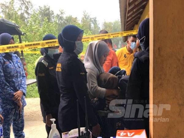 Che Normas yang hampir rebah dan pengsan kerana terlalu sedih apabila diberitahu mayat Encik Wadi sudah dijumpai selepas tujuh hari terbabit dalam insiden bot terbalik.