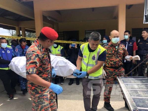 Mayat Encik Wadi Bakar, 44, yang hanyut ke arah Timur Laut di laut terbuka ditemui nelayan kira-kira jam 10.30 pagi tadi.
