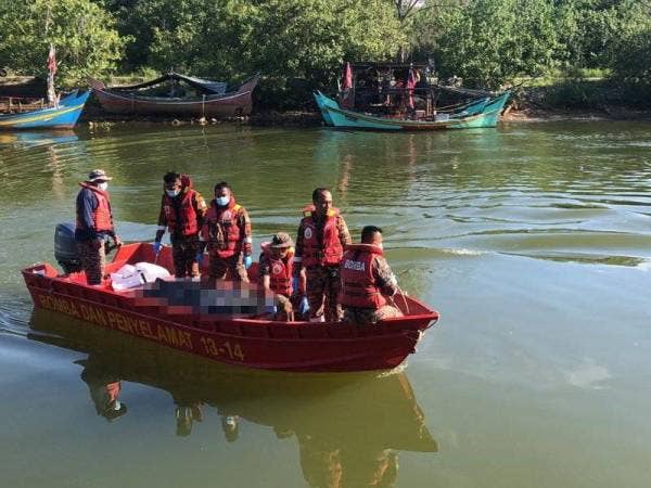 Mayat terakhir insiden bot terbalik di perairan Kemasin tiba di jeti pada jam 5.12 petang tadi.
