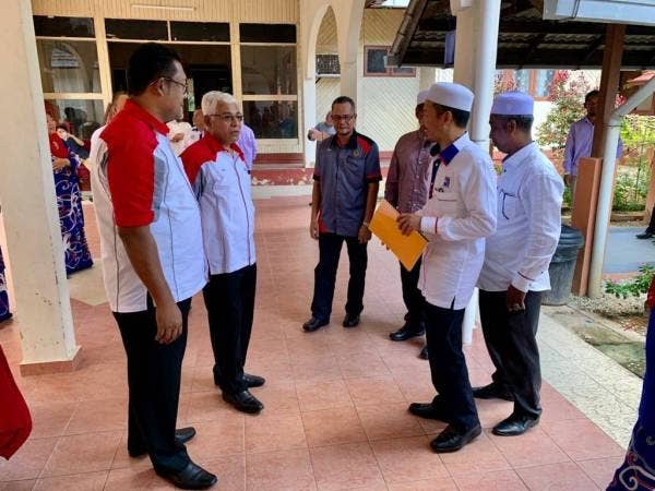 Nik Mohamad Abduh (dua dari kanan) beramah mesra bersama wakil Agrobank yang hadir bagi memeterai perjanjian antara kedua-dua pihak semalam.