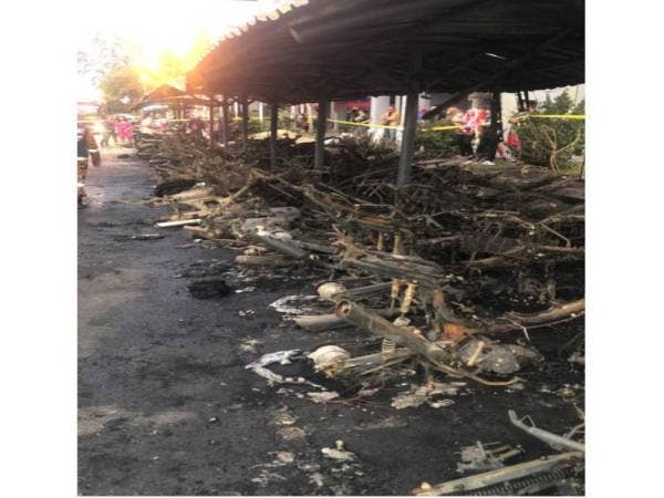 Sebanyak 53 motosikal dan lapan kereta musnah terbakar di PPR Gombak Setia pagi tadi.