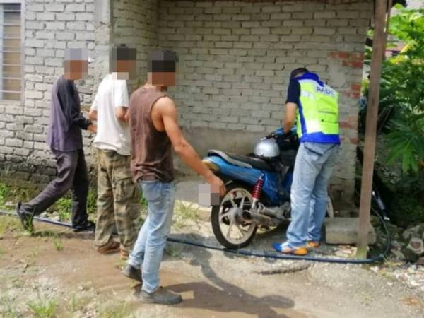 Seramai 10 lelaki ditahan AADK dalam serbuan dijalankan di sekitar daerah Kuala Muda semalam. Foto: AADK