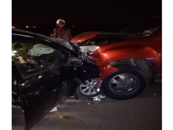 Kedua-dua kenderaan terlibat remuk teruk dalam kejadian malam tadi.