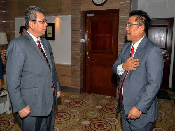 Sulaiman Md Ali (kanan) menerima kunjungan hormat Saifuddin Abdullah di pejabatnya di Seri Negeri, Ayer Keroh hari ini. - Foto Bernama