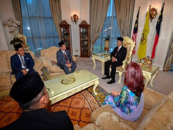 Tun Mohd Ali (kanan) beramah mesra bersama Saifuddin (dua dari kiri) semasa menerima kunjungan hormat menteri tersebut di pejabatnya di Seri Negeri, Ayer Keroh hari ini. Foto: Bernama
