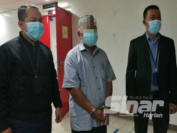 Suspek berusia 59 tahun diperintah reman selama 6 hari untuk siasatan pemalsuan dokumen permohonan bantuan wang zakat Maidam, dua tahun lalu.