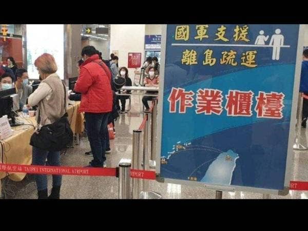 Pakej penerbangan palsu perlu melalui proses bermula dengan membeli tiket, memeriksa barang, hingga duduk di atas kapal terbang dan tempoh penerbangannya singkat iaitu dua jam sahaja. - Gambar hiasan