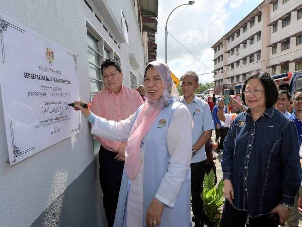 Zuraidah (dua, kiri) merasmikan Pejabat Sekretariat Muafakat Komuniti (PSMK) Program Perumahan Rakyat (PPR) Desa Mutiara, Tebrau hari ini. - Foto Bernama