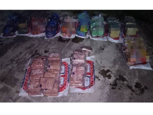 Makanan sejuk beku yang dibawa masuk secara haram menggunakan bot di pangkalan haram sempadan negara.