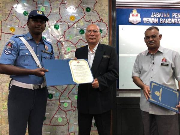 T Prabu turut menerima ucapan dan sijil penghargaan daripada Nor Hisham.