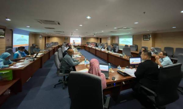 Robert Ling ketika mempengerusikan Mesyuarat Penyelarasan berhubung SOP Rumah Ibadat dan Upacara Perkahwinan Bukan Islam di Wisma Persekutuan Selasa lalu.