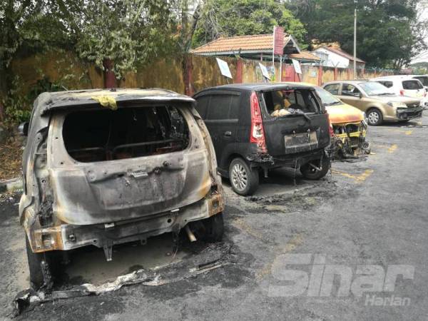 Kereta yang diparkir berhampiran garaj motosikal turut terjejas.