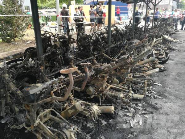 Sebanyak 53 buah motosikal pelbagai jenis musnah dalam kebakaran garaj motosikal di Blok 41 PPR Gombak Setia hari ini.