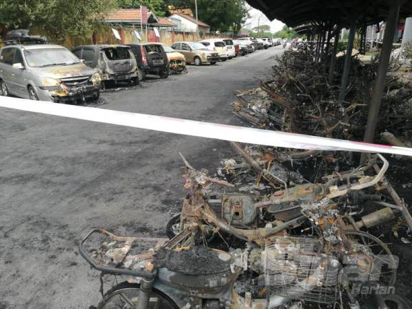 Kereta yang diparkir berhampiran garaj motosikal turut terjejas.