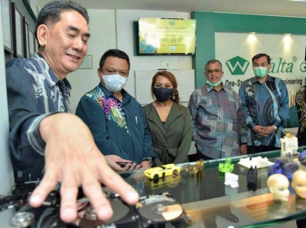 Tuanku Syed Faizuddin Putra Jamalullail dan Tuanku Hajah Lailatul Shahreen Akashah Khalil dipersembahkan taklimat ringkas berkaitan peralatan industri syarikat WCOE sempena lawatan ke premis berkenaan.